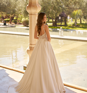 Dos nu en V de la robe de mariée Ava avec boutons recouverts