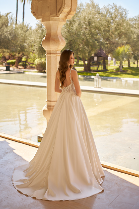 Dos nu en V de la robe de mariée Ava avec boutons recouverts