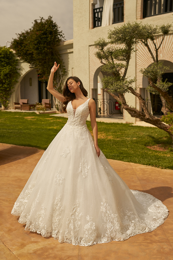 Robe de mariée princesse Beatrice en tulle et dentelle, décolleté V