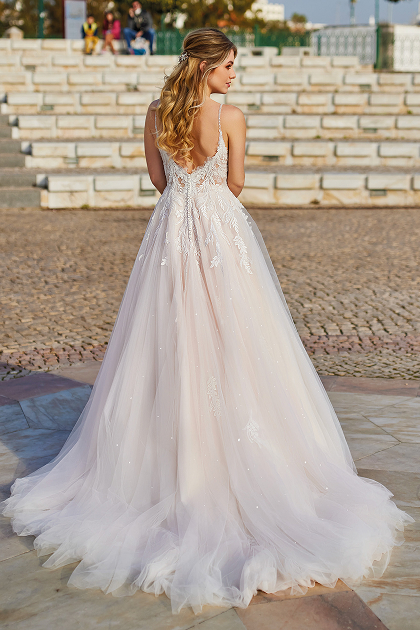 Robe de mariée 23222 de Très Chic, décolleté plongeant en dentelle et bretelles fines