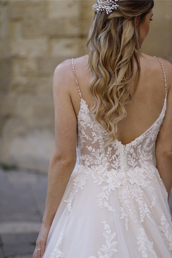 Robe de mariée 24234 de Très Chic, décolleté plongeant en dentelle et fines bretelles