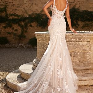 Robe de mariée 25528 de Très Chic, silhouette moulante et évasée en dentelle brodée