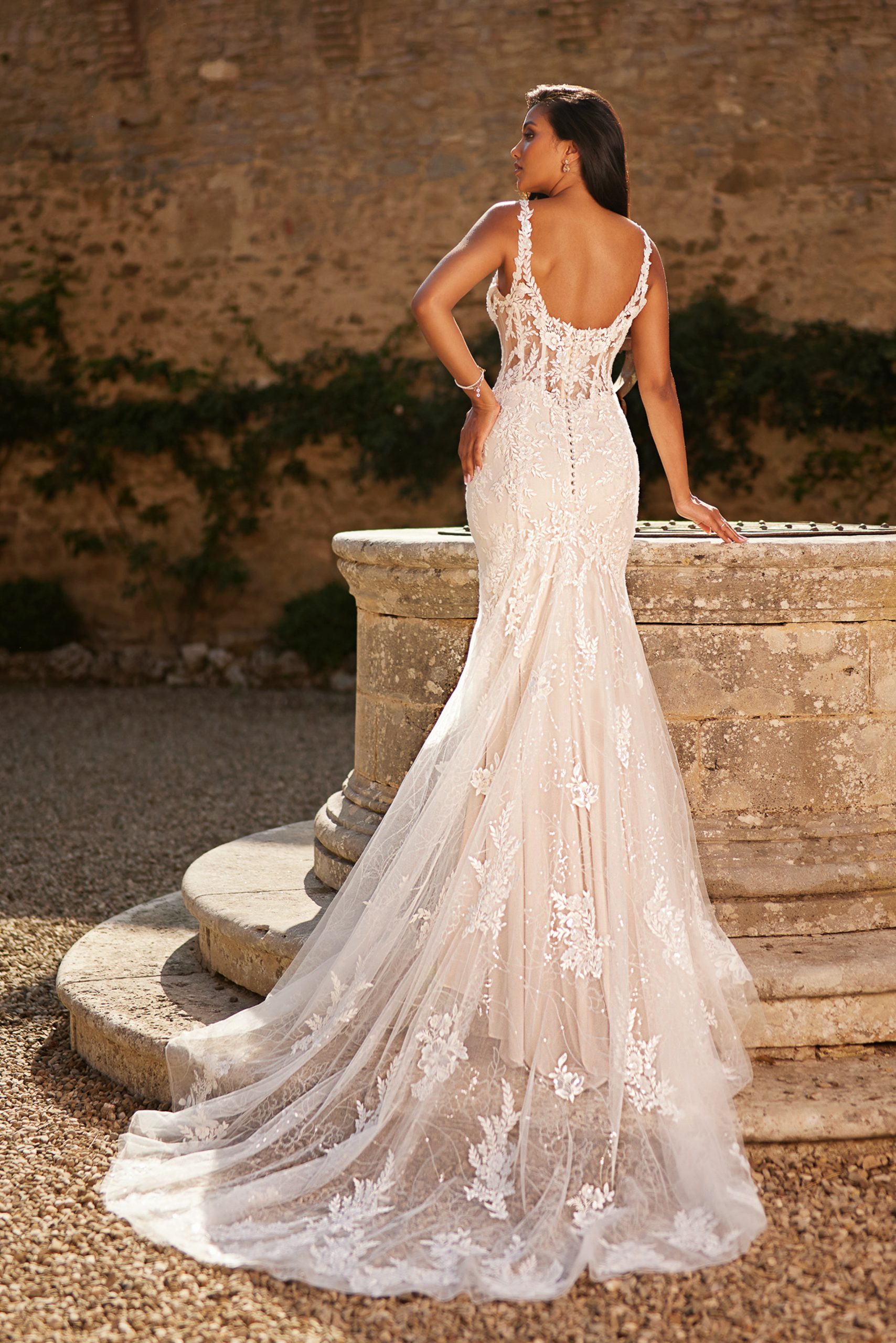 Robe de mariée 25528 de Très Chic, silhouette moulante et évasée en dentelle brodée