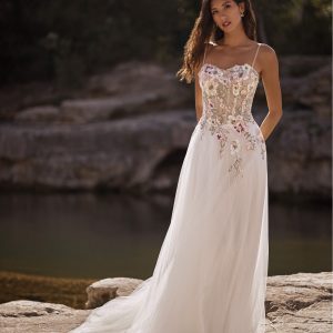 Robe de mariée 27108 de Très Chic, bustier en dentelle fleurie et bretelles fines