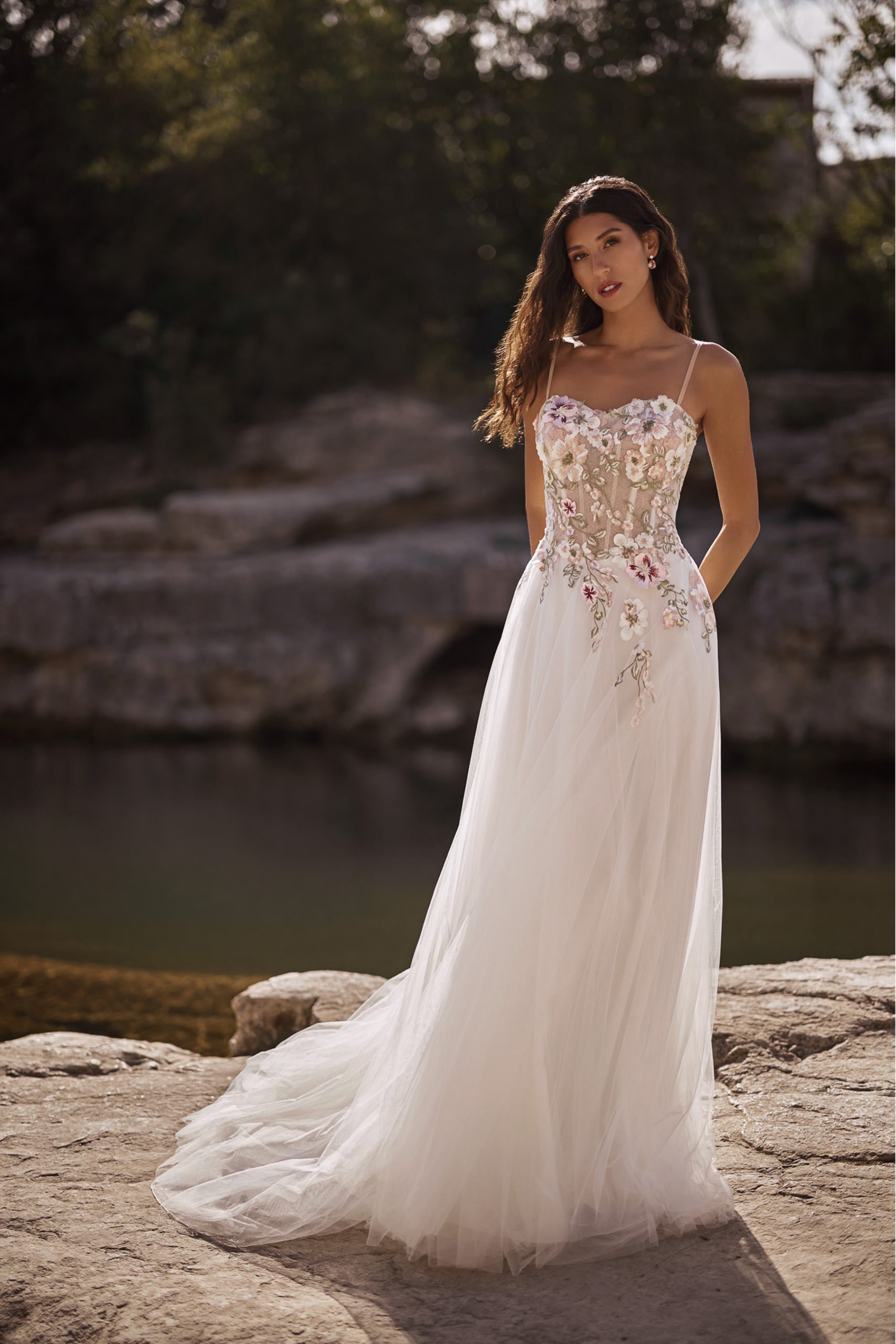 Robe de mariée 27108 de Très Chic, bustier en dentelle fleurie et bretelles fines