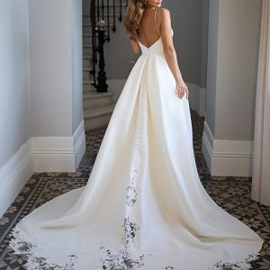 Robe de mariée 27214, Très Chic, vue de dos en V et traîne dentelle