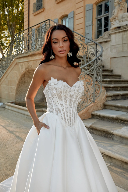 Robe de bal 44574 de Sincerity, bustier sans bretelles orné de fleurs en 3D