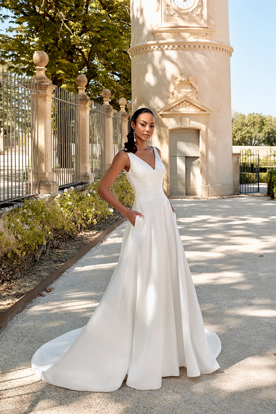 Robe de bal 44585 de Sincerity, encolure en V et basque plissée en mikado