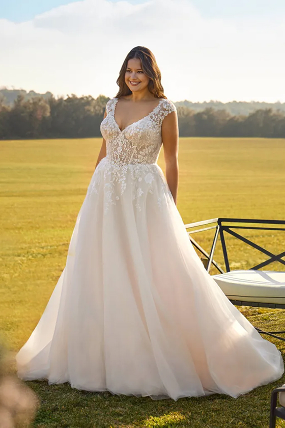 Robe de mariée Astryn de White One, silhouette princesse en tulle pailleté et décolleté en V