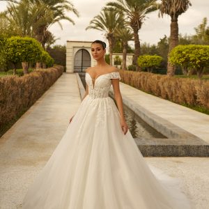 Robe de mariée Ambre, Maison Gabrielle, vue de face décolleté plongeant épaules dégagées