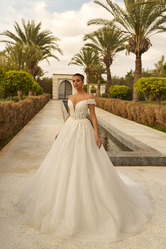 Robe de mariée Ambre, Maison Gabrielle, vue de face décolleté plongeant épaules dégagées