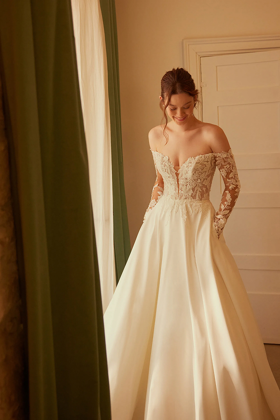 Robe de mariée Bella de Adore, jupe satin A-line et décolleté plongeant en dentelle perlée