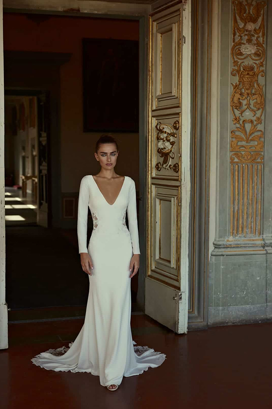 Robe de mariée Derin de Modeca, coupe cintrée en crêpe et dentelle, manches longues