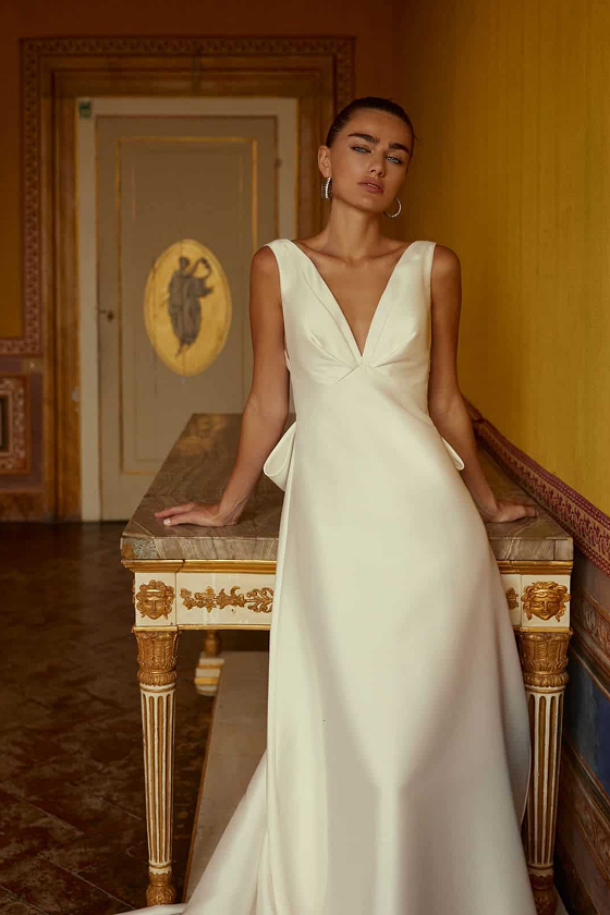Robe de mariée Dovi de Modeca, silhouette épurée en mikado et décolleté en V