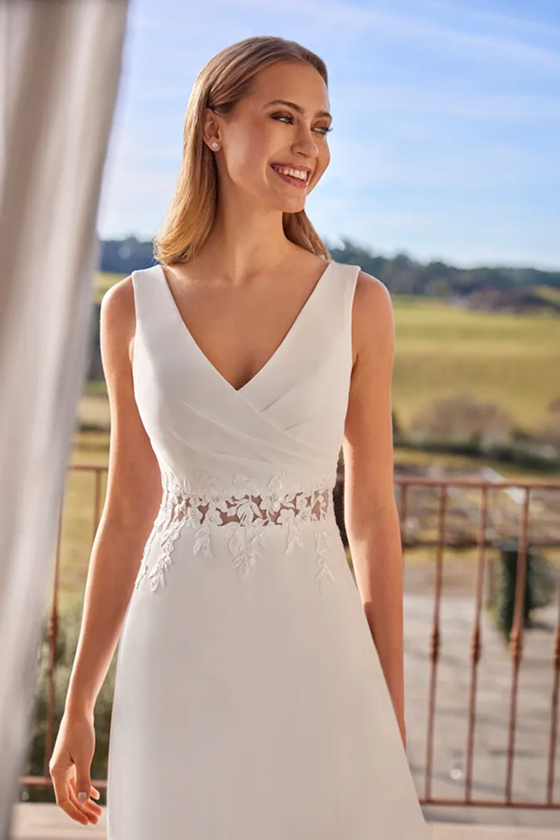 Robe de mariée Escami de White One, décolleté en V et détail de dentelle à la taille