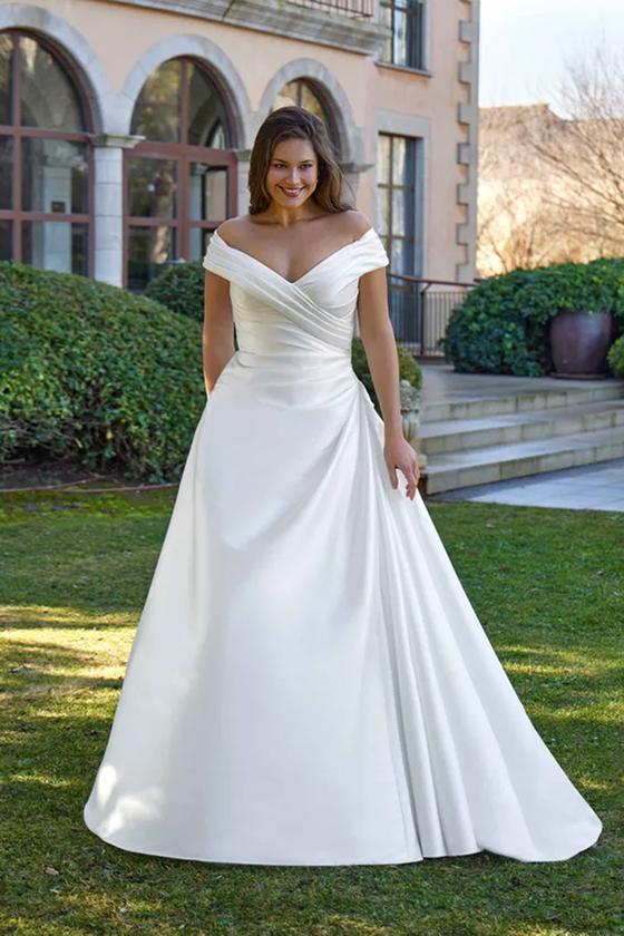 Robe de mariée Eudoreia de White One, silhouette princesse en mikado aux épaules dégagées