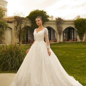 Robe de mariée Gabrielle, Maison Gabrielle, vue de face décolleté en V dentelle
