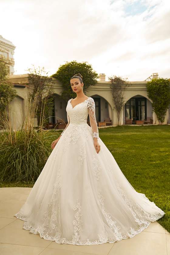 Robe de mariée Gabrielle, Maison Gabrielle, vue de face décolleté en V dentelle