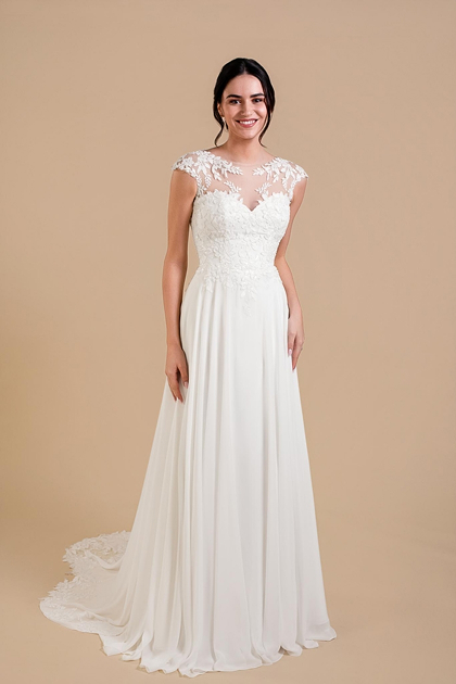 Robe de mariée Idéale d'Eglantine, silhouette fluide en mousseline et col montant en dentelle