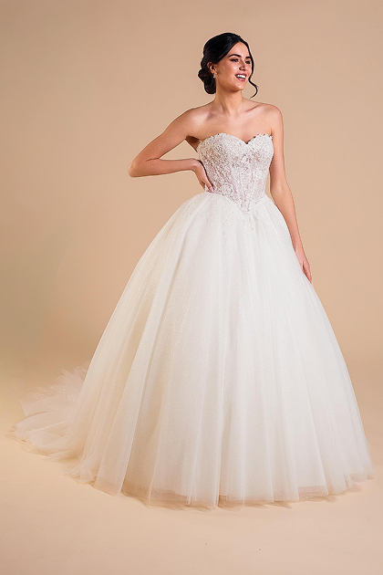 Robe de mariée Ivanne d'Eglantine, silhouette princesse en tulle pailleté et bustier cœur en dentelle