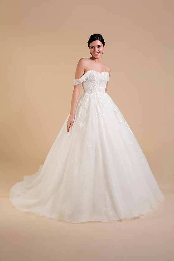 Robe de mariée Izza d'Eglantine, silhouette princesse en tulle pailleté et décolleté bateau