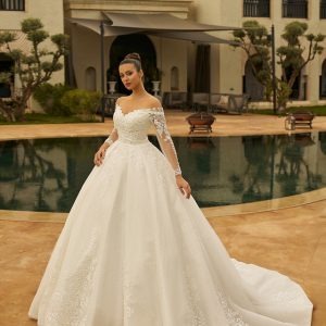 Robe de mariée Ilona, Maison Gabrielle, vue de face bustier cœur épaules dégagées manches longues dentelle