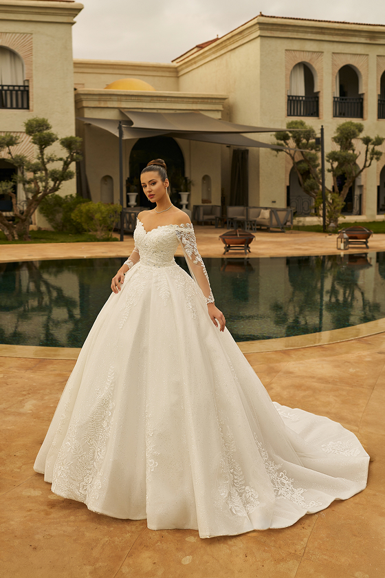 Robe de mariée Ilona, Maison Gabrielle, vue de face bustier cœur épaules dégagées manches longues dentelle