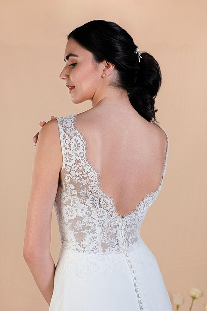 Robe de mariée Irvanna, Eglantine, vue de face manches longues amovibles dentelle