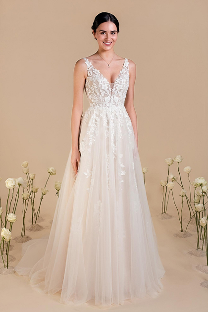 Robe de mariée Isaline, Eglantine, vue de face décolleté en V dentelle florale