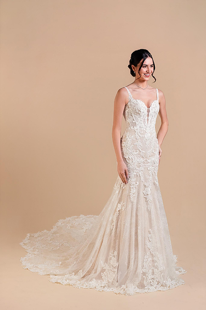 Robe de mariée Infini, Eglantine, vue de face décolleté en V plongeant dentelle