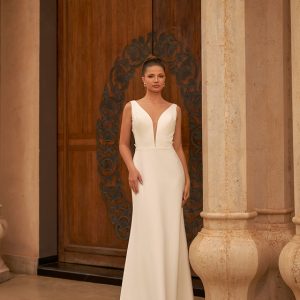 Robe de mariée Léa, Maison Gabrielle, vue de face décolleté plongeant crêpe