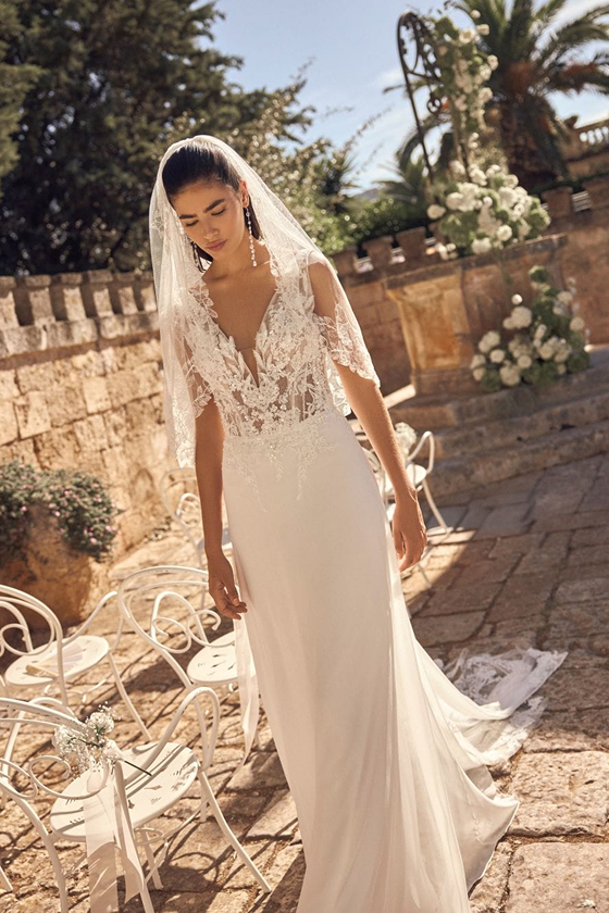 Robe de mariée Mallory de Modeca, bustier en dentelle plongeant et manches courtes