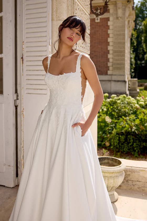 Robe de mariée Madeline, Adore, gros plan décolleté carré dentelle perlée