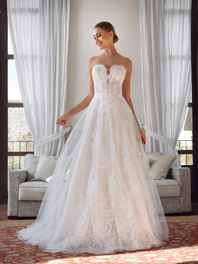 Robe de mariée Nerin de White One, décolleté cœur en dentelle avec cape amovible à col haut