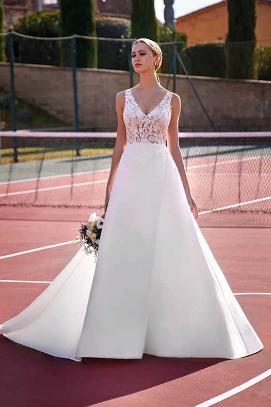 Robe de mariée Nevalis de White One, ligne A en mikado à décolleté en V