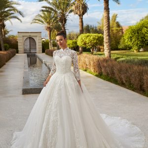 Robe de mariée Naya, Maison Gabrielle, vue de face col haut dentelle