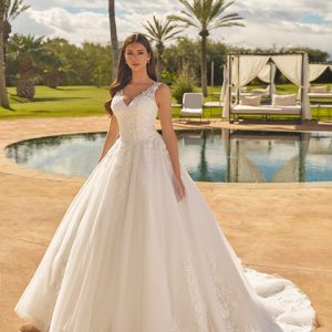 Robe de mariée Paola, Maison Gabrielle, vue de face décolleté en V dentelle