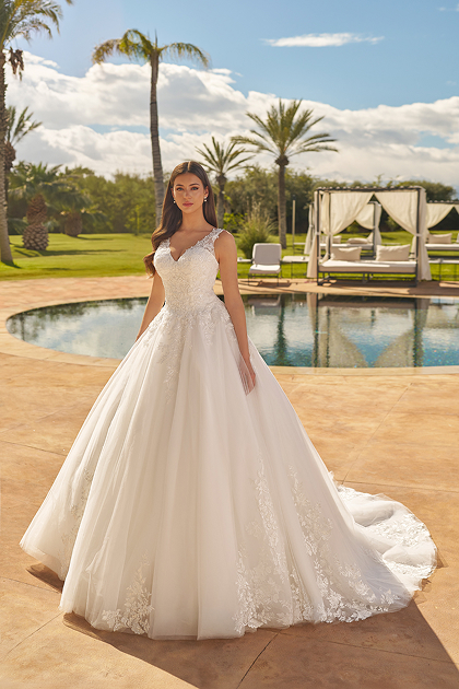 Robe de mariée Paola, Maison Gabrielle, vue de face décolleté en V dentelle