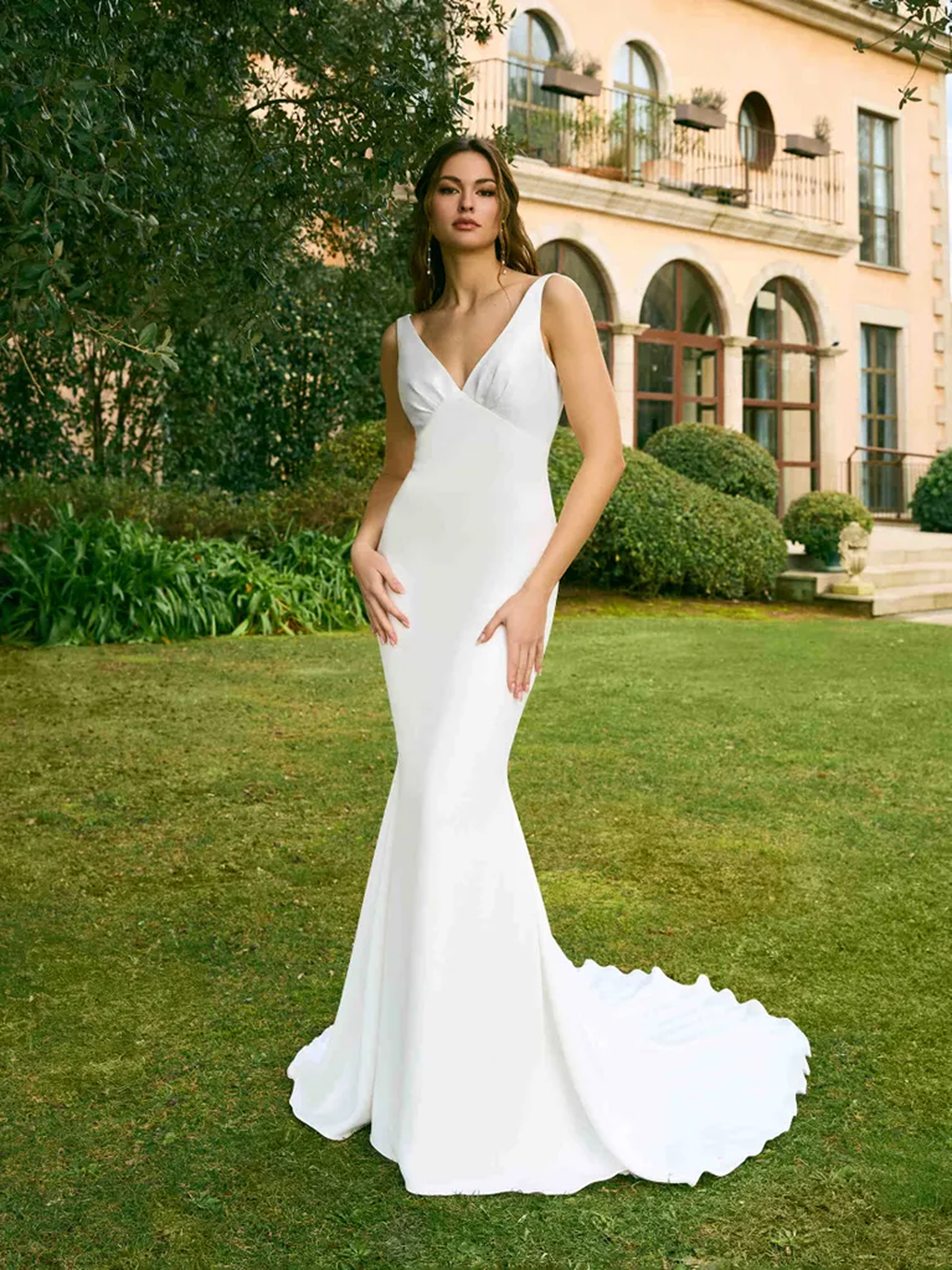 Robe de mariée Rominta de White One, silhouette sirène en crêpe et décolleté en V