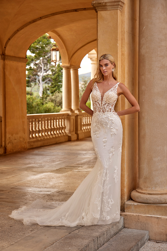 Robe de mariée 16020 d'Amélie, silhouette sirène en dentelle florale