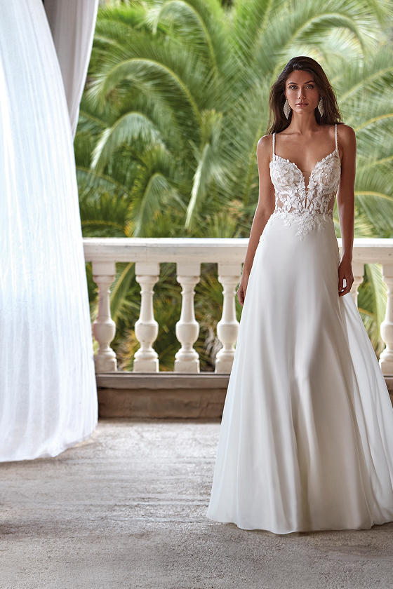 Robe de mariée 25025 d'Amélie, silhouette épurée, corsage en dentelle et jupe fluide