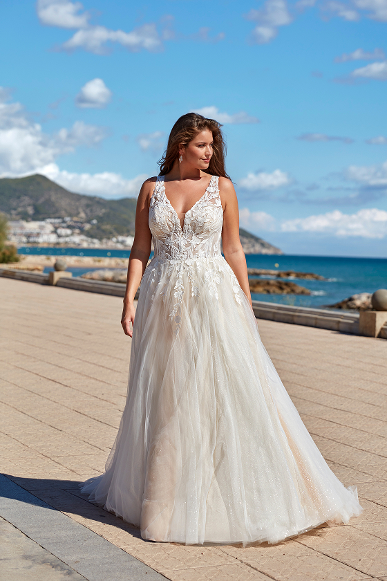 Robe de mariée 35008 d'Amélie, jupe en tulle volumineuse et corsage en dentelle florale