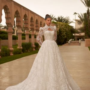 Robe de mariée Elodie Maison Gabrielle en dentelle, col montant et manches longues, vue de face