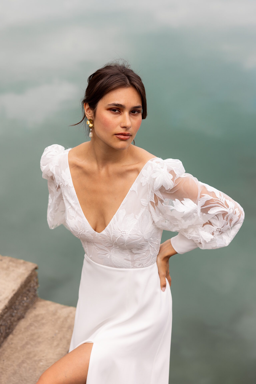 Robe de mariée Horizon de Lambert Créations, décolleté en V et manches longues bouffantes en dentelle