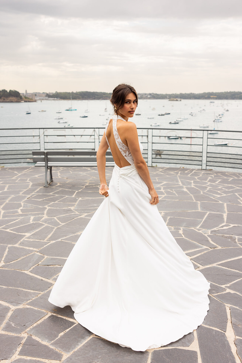 Robe de mariée Iroise de Lambert Créations, dos nu et traîne en crêpe