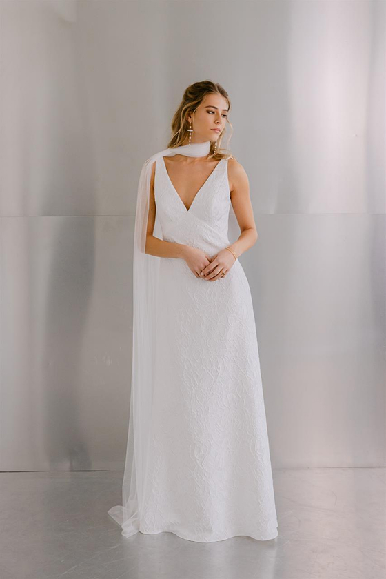 Robe de mariée Rosemary de Rembo Styling, silhouette épurée en jacquard texturé